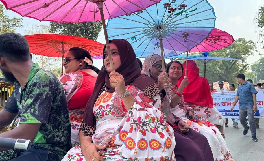 সাংগ্রাই উৎসবে মেতেছে তরুণ-তরুণীরা