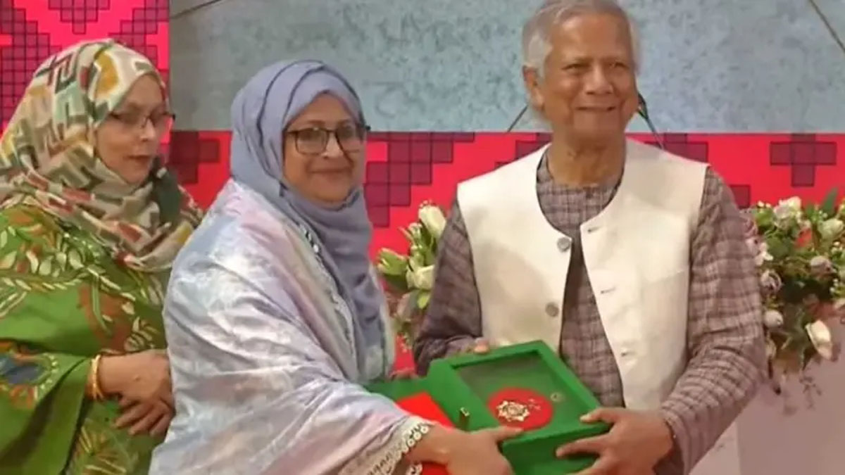 স্বাধীনতা পুরস্কার দিলেন প্রধান উপদেষ্টা