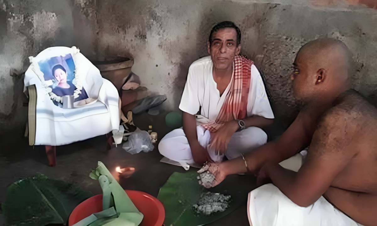 জীবিত মেয়ের ‘শ্রাদ্ধ’ করছে পরিবার। ছবি- সংগৃহীত