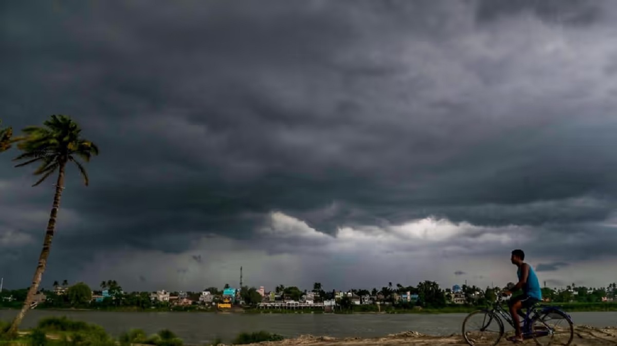 রাতেই তীব্র ঝড়ের শঙ্কা