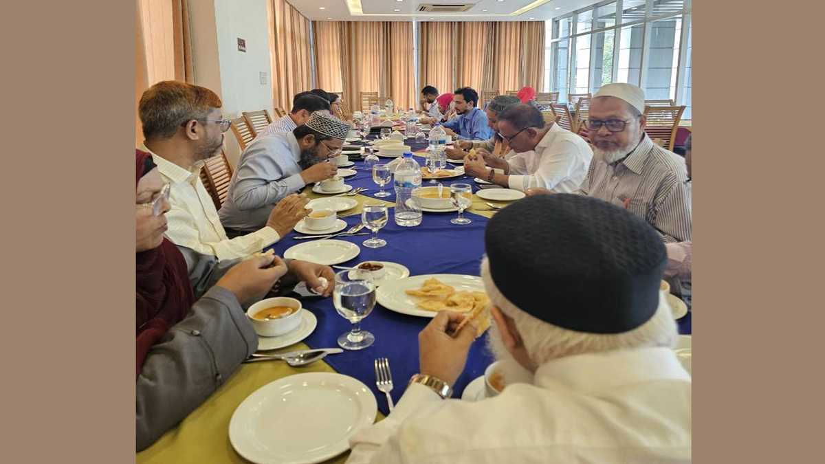 নওগাঁ সফরে স্বাস্থ্যের ডিজি, বিলাসবহুল হোটেলে ভূরিভোজ-উপঢৌকনের আয়োজন