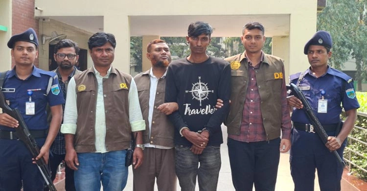 নওগাঁয় পুলিশ পরিচয়ে চাঁদা দাবি, প্রেপ্তার ১