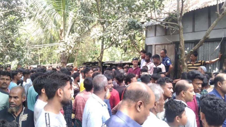 স্ত্রীকে হত্যার পর নিথর দেহের পাশে ছুরি হাতে নির্বিকার স্বামী