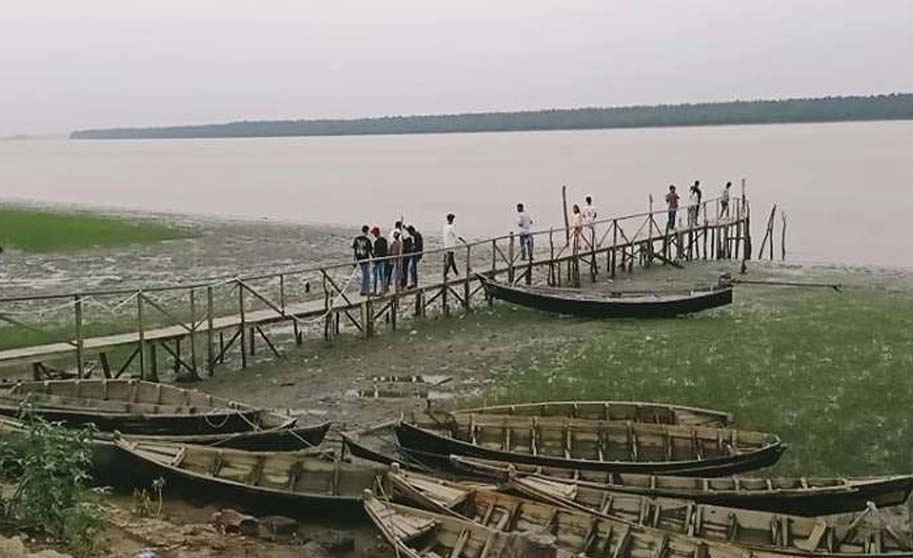 সীমান্তে মাইন বিস্ফোরণে বাংলাদেশি জেলের পা বিচ্ছিন্ন