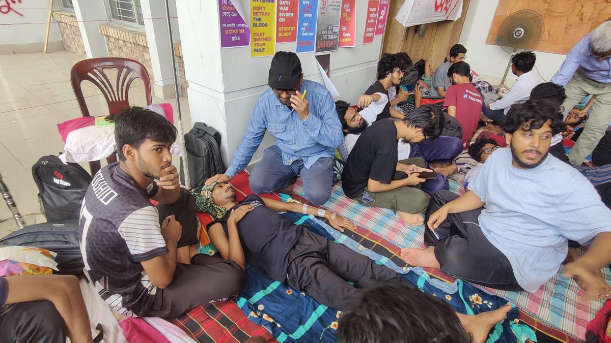 অনশনে অসুস্থ শিক্ষার্থী, প্রস্তুত অ্যাম্বুলেন্স