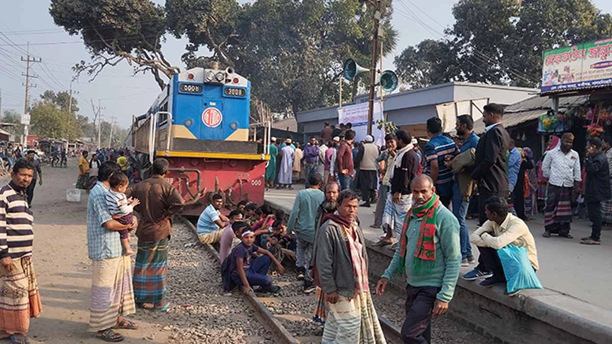 যাত্রাবিরতীর দাবিতে ট্রেন আটকে বিক্ষোভ