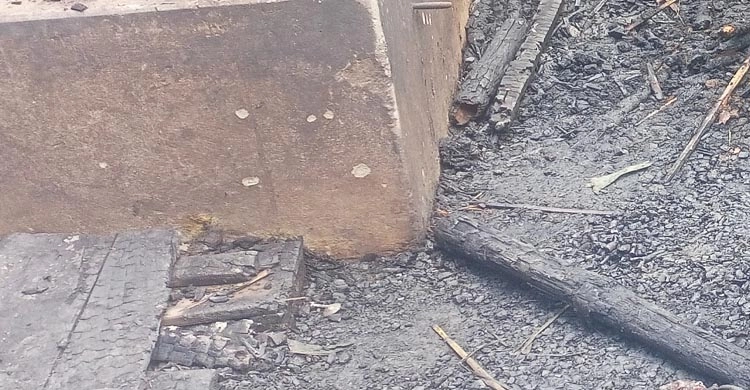 মাঝরাতে গোয়াল ঘরে আগুন, কৃষাণীর স্বপ্ন শেষ