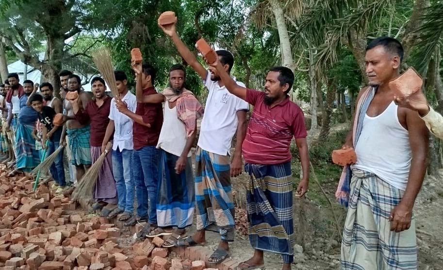 বরগুনায় নিম্নমানের সামগ্রী দিয়ে সড়ক নির্মাণ, ঝাড়ু মিছিল