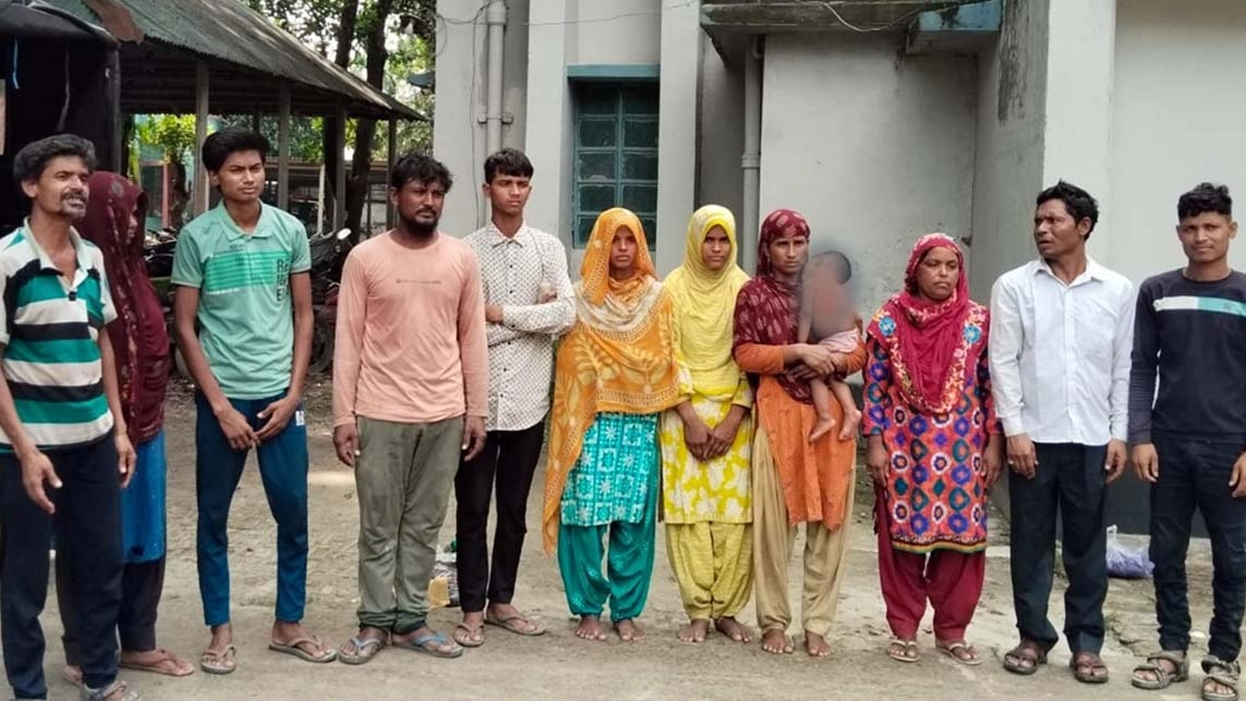 ভুরুঙ্গামারী সীমান্তে নারী ও শিশুসহ ১২ জন আটক 