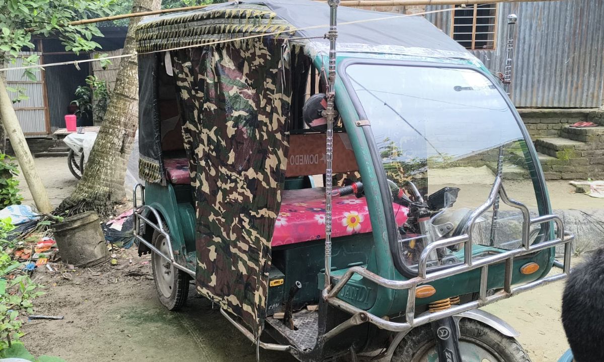 চালকের ইজিবাইকটি। ছবি- রূপালী বালাদেশ
