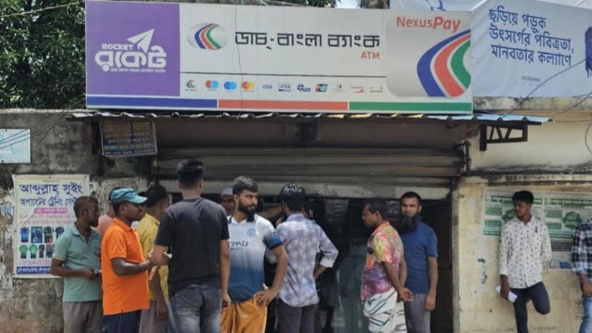 গাজীপুরের শ্রীপুর উপজেলার মুলাইদ গ্রামের এমসি বাজারে ডাচ বাংলা ব্যাংকের এটিএম বুথ। ছবি- রূপালী বাংলাদেশ