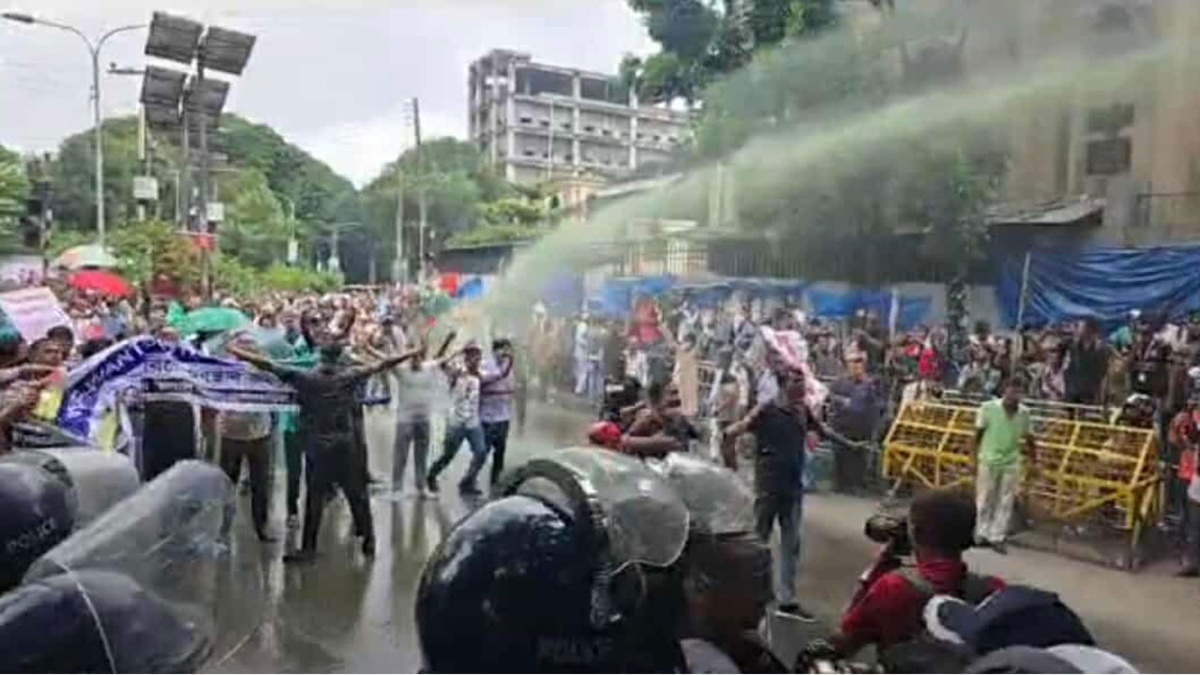 চাকরিচ্যুত বিডিআর সদস্যদের কর্মসূচিতে পুলিশের জলকামান নিক্ষেপ। ছবি-সংগৃহীত