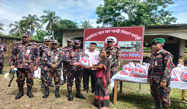দীঘিনালায় ৭ বিজিবি‍‍`র বন্যার্তদের মাঝে খাবার বিতরণ