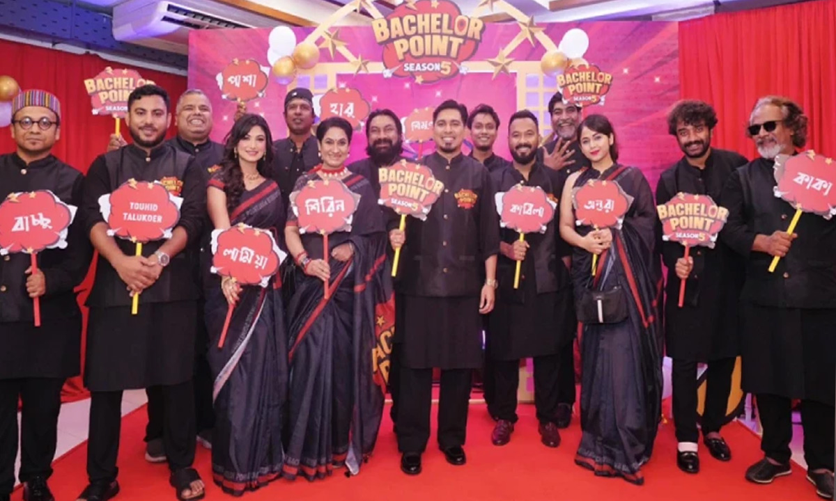 ‘ব্যাচেলর পয়েন্ট’ নাটকের নির্মাতা এবং কলাকুশলীরা। ছবি: সংগৃহীত