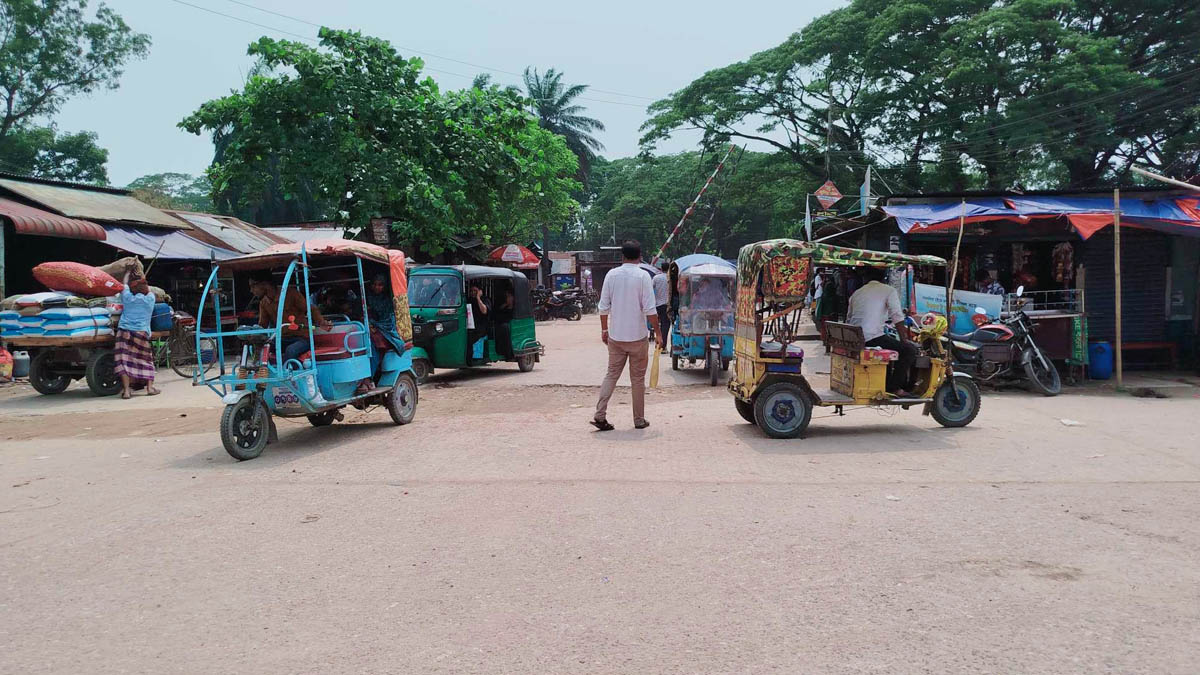 বাকৃবিতে নির্ধারণের পরও রিকশা ভাড়া অনিয়ন্ত্রিত