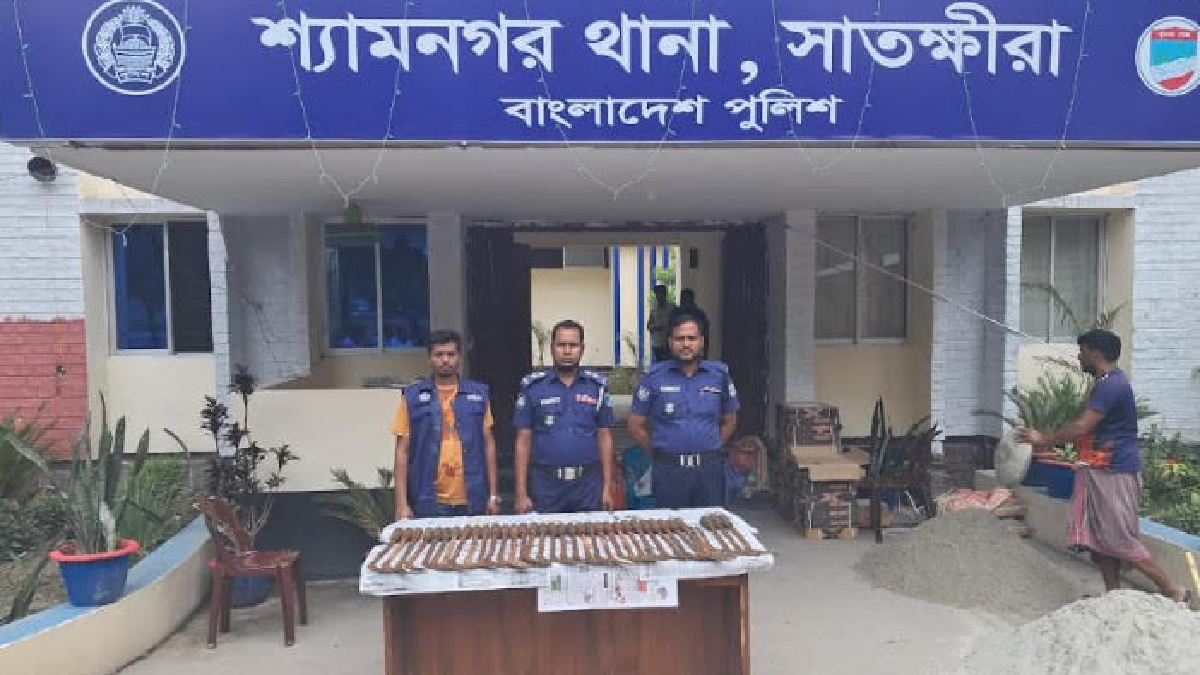 স্বেচ্ছাসেবক লীগ নেতার পুকুর থেকে অস্ত্র উদ্ধার