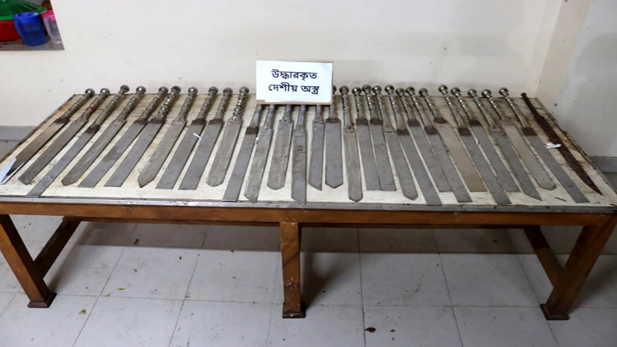 চাঁদপুরে যৌথ বাহিনীর অভিযানে দেশীয় অস্ত্র উদ্ধার