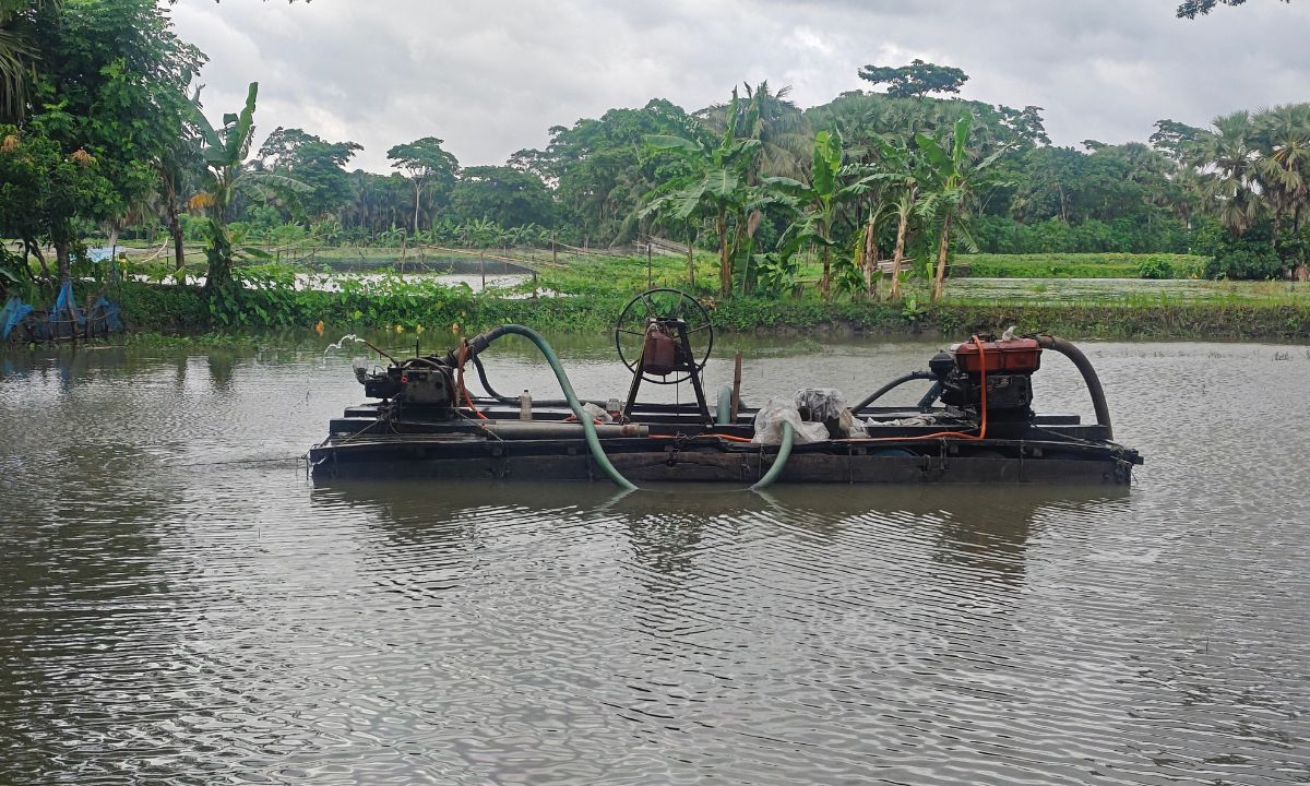 পুকুর থেকে ড্রেজার দিয়ে বালু উত্তোলন করা হচ্ছে। ছবি- রূপালী বাংলাদেশ
