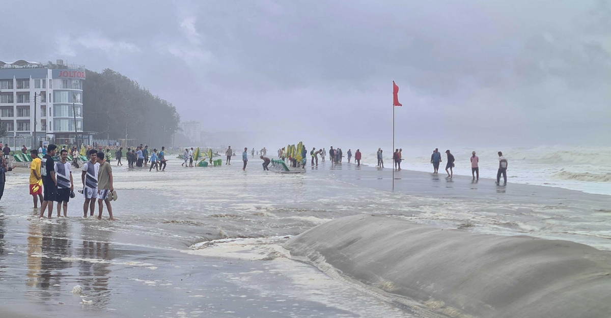 গভীর নিম্নচাপের প্রভাবে কক্সবাজারে বৈরী পরিবেশ। নিষেধাজ্ঞা শর্তেও উত্তাল সমুদ্র দেখতে সৈকতে পর্যটকরা।         ছবি- সংগৃহীত