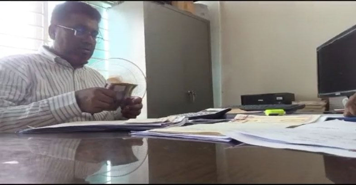 ধামরাইয়ে সাব-রেজিস্ট্রার অফিসে প্রকাশ্যে টাকা লেনদেন