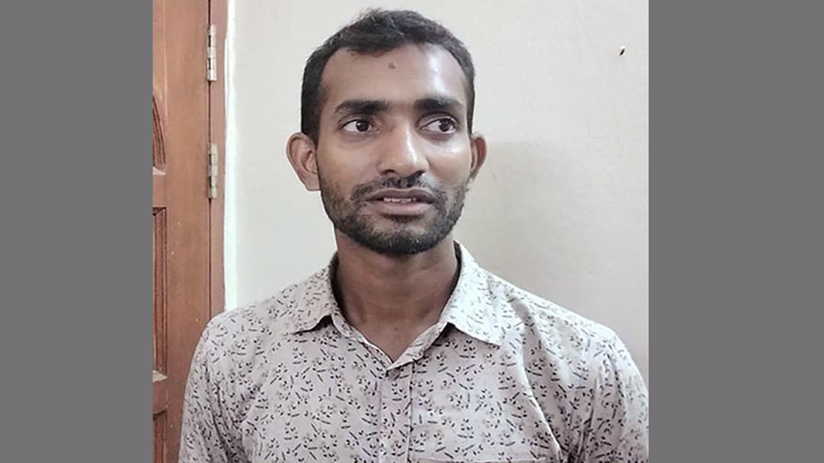 ১৩০ ট্রেনের টিকিট নিয়ে নৌবাহিনী‌র কর্মকর্তা‌ আটক