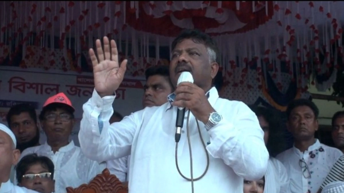 নাটোরের সড়কুতিয়া স্কুল অ্যান্ড কলেজ মাঠে আয়োজিত সমাবেশে বক্তব্য দেন বিএনপির কেন্দ্রীয় নেতা অ্যাডভোকেট এম. রুহুল কুদ্দুস তালুকদার দুলু ।