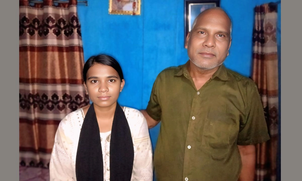 বাবার সঙ্গে ইতি গৌড়। ছবি- রূপালী বাংলাদেশ