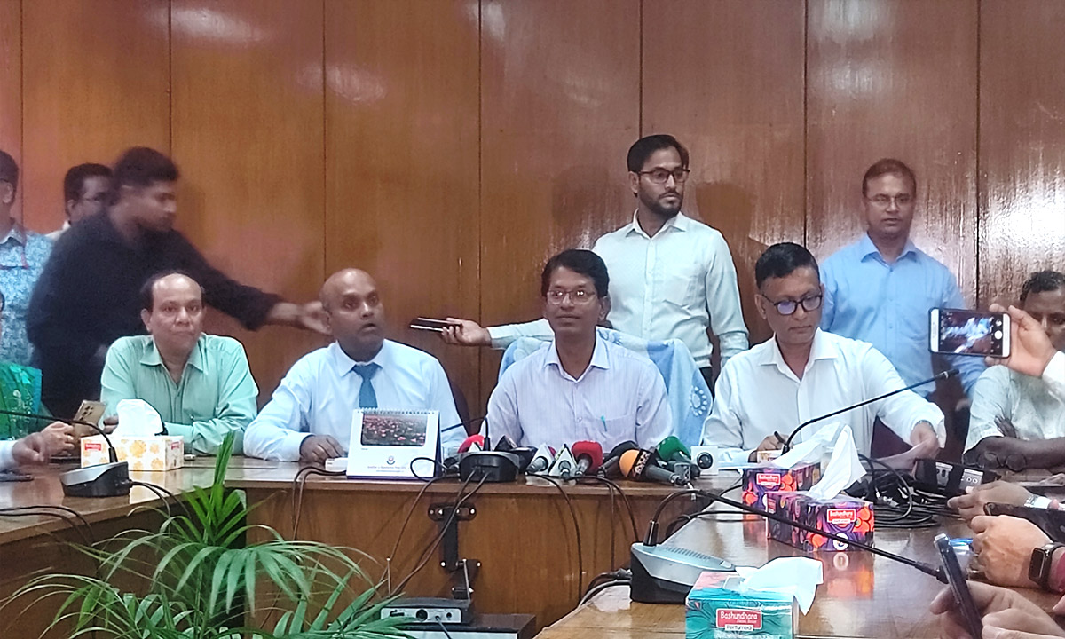 ঢাকা বোর্ডের সম্মেলনকক্ষে ফলাফল তুলে ধরছেন চেয়ারম্যান অধ্যাপক ড. খন্দোকার এহসানুল কবির। ছবি- সংগৃহীত