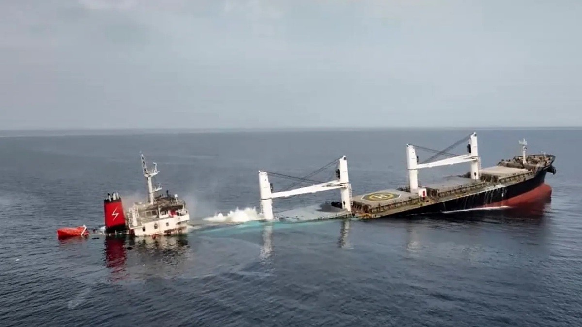 লাইবেরিয়ার পতাকাবাহী বাল্ক ক্যারিয়ার ইটারনিটি সি-কে লোহিত সাগরে ডুবতে দেখা যাচ্ছে। ছবি- এপি