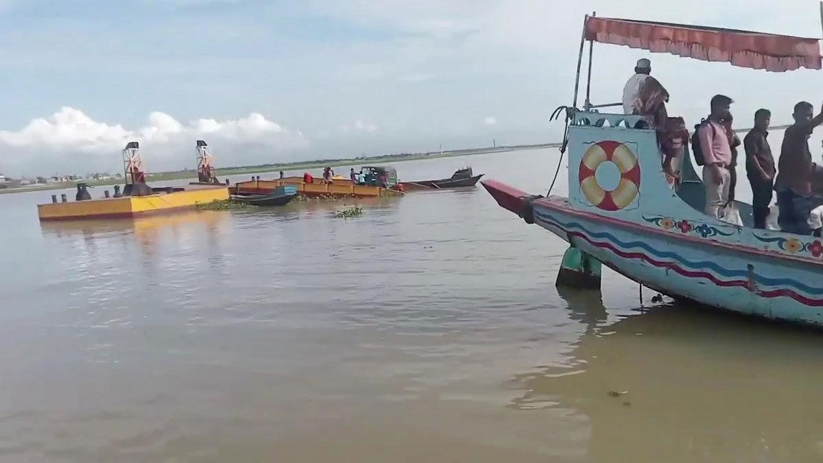 ফেরি বন্ধ থাকায় ইঞ্জিনচালিত নৌকায় পারাপার করছে মানুষ। ছবি- রূপালী বাংলাদেশ