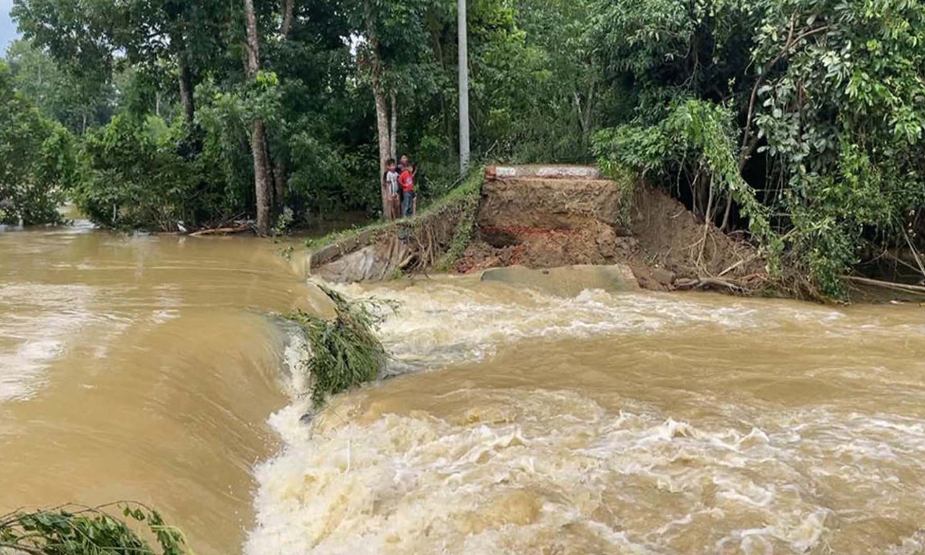মুহুরী নদীর বাঁধ ভেঙে ৪ গ্রাম প্লাবিত। ছবি- সংগৃহীত