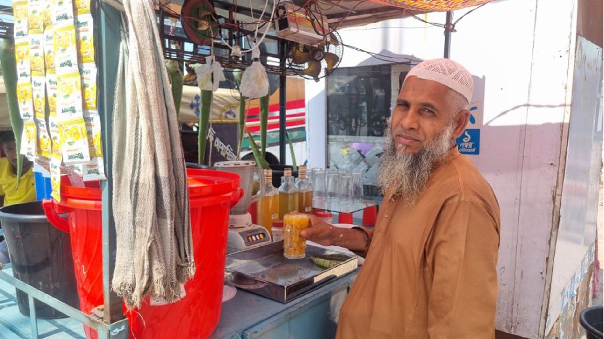 ফুলবাড়ীতে তীব্র গরমে বেড়েছে শরবতের চাহিদা