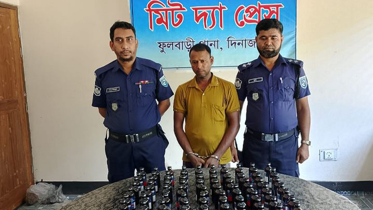 ফুলবাড়ীতে ফেন্সিডিলসহ মাদক কারবারি আটক