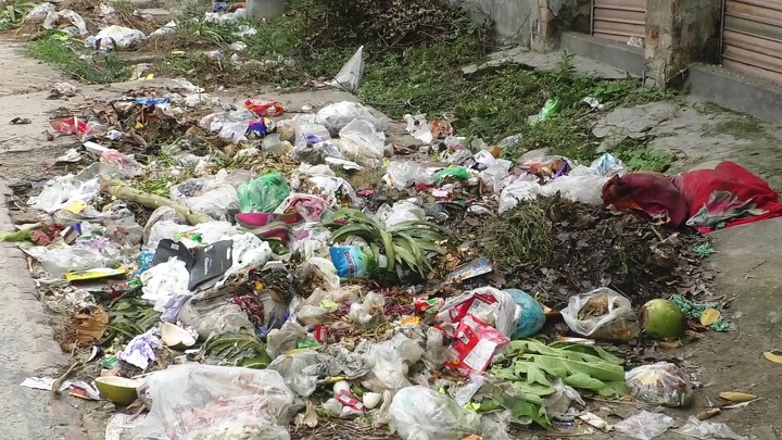 গাইবান্ধা পৌর এলাকায় ময়লার স্তূপ, দুর্গন্ধে চলা দায়