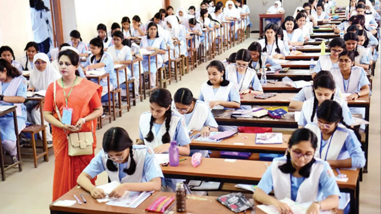 ২০২৬ সালের এইচএসসি পরীক্ষা হবে পূর্ণাঙ্গ পাঠ্যসূচিতে। ছবি- সংগৃহীত