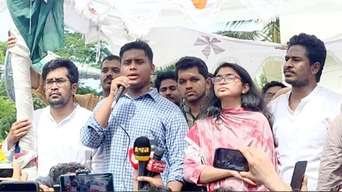 পথসভায় বক্তব্য দিচ্ছেন হাসনাত আবদুল্লাহ। ছবি- রূপালী বাংলাদেশ