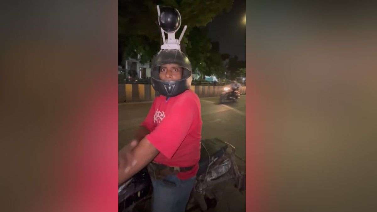হামলার ভয়ে হেলমেটে সিসি ক্যামেরা লাগিয়ে ঘুরছেন সতীশ। ছবি- ভিডিও থেকে নেওয়া