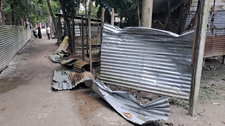 আনন্দ মিছিল করার জন্য বিএনপি নেতার বাড়িতে হামলা