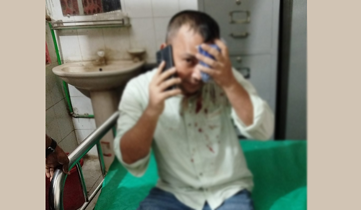 সহকারী রাজস্ব কর্মকর্তাকে পিটিয়ে হত্যাচেষ্টার অভিযোগ