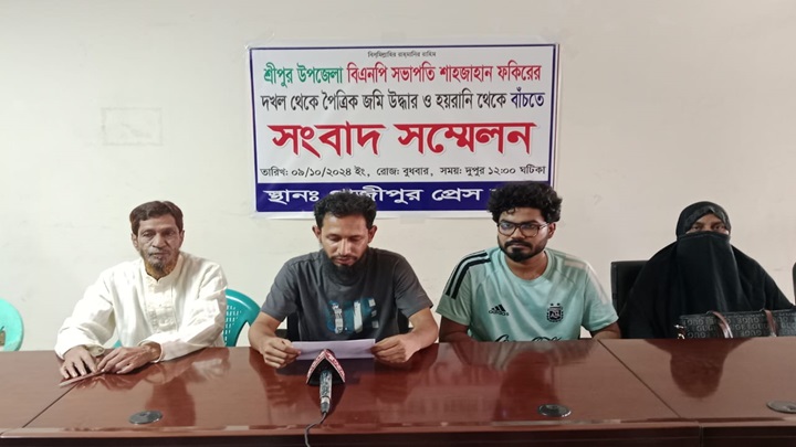 বিএনপি নেতার ভয়ে বাড়ি ছাড়া পরিবার