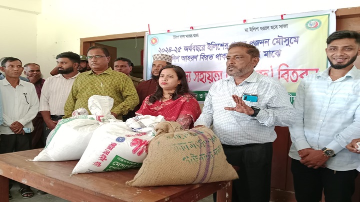শরীয়তপুরে জেলেদের মাঝে চাল বিতরণ