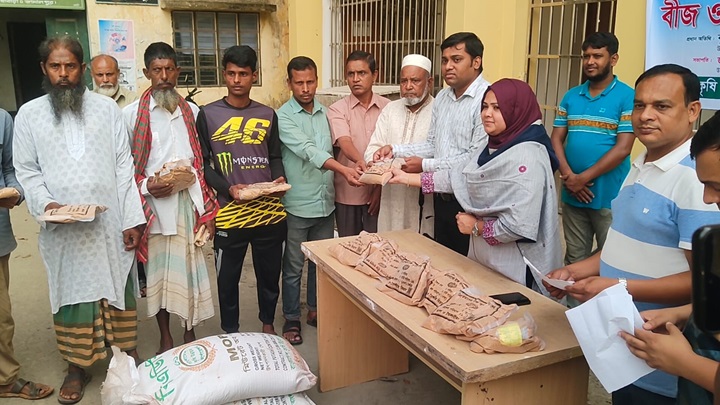 সরিষাবাড়ীতে কৃষকদের মাঝে বিনামূল্যে সার-বীজ বিতরণ