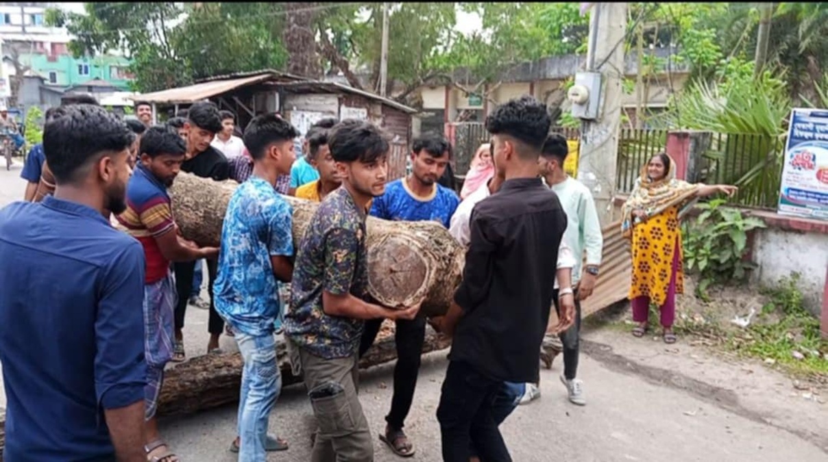 লঞ্চের অতিরিক্ত ভাড়া আদায়ে স্টাফ ও যাত্রীদের মধ্যে মারামারি, আটক ২৮
