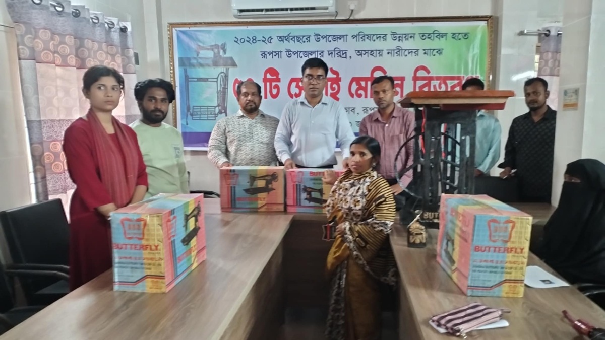 রূপসা উপজেলা অফিসার্স ক্লাবে ৫০ জন অসহায়-দরিদ্র নারীর মধ্যে সেলাই মেশিন বিতরণ করা হয়। ছবি-রূপালী বাংলাদেশ