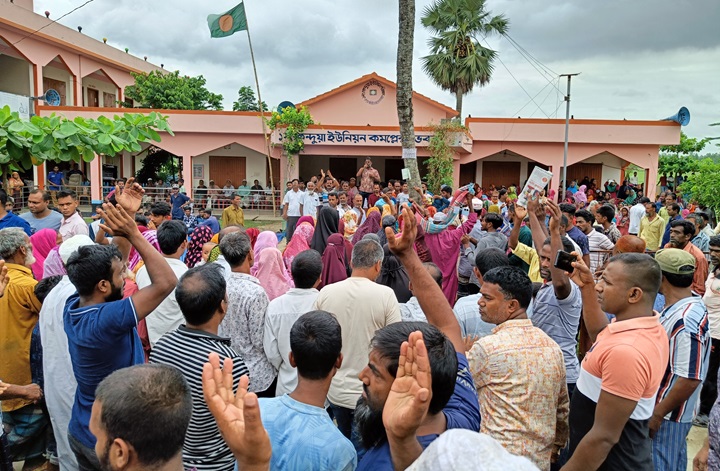 জামালপুরে ইউপি চেয়ারম্যানের অপসারণের দাবিতে বিক্ষোভ