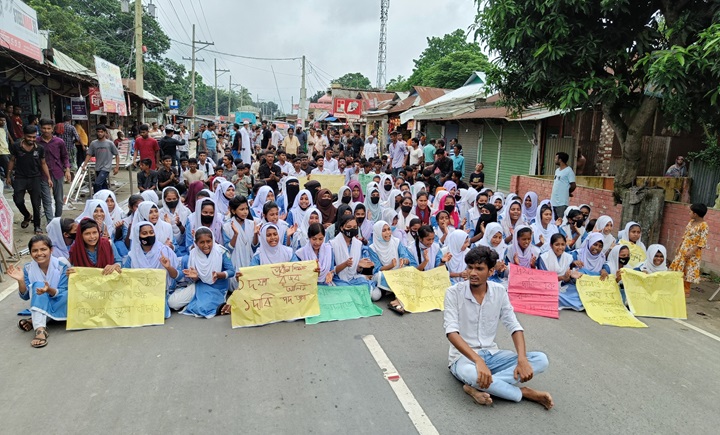 জামালপুরে প্রধান শিক্ষকের অপসারণের দাবিতে সড়ক অবরোধ