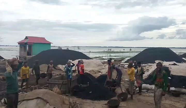 ভারত থেকে চোরাইপথে আসছে কয়লা, সরকার হারাচ্ছে কোটি টাকার রাজস্ব