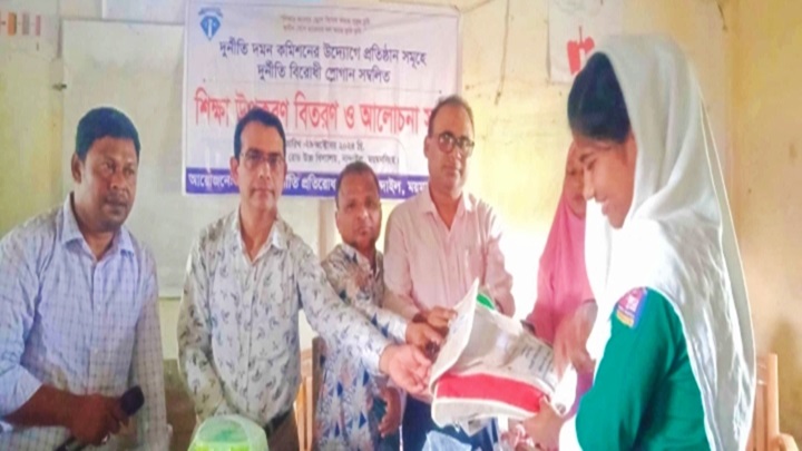 নান্দাইলে দুর্নীতি বিরোধী শ্লোগান সম্বলিত শিক্ষা উপকরণ বিতরণ