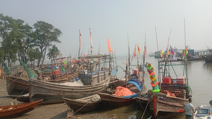 ইলিশ শিকারে যাচ্ছেন তজুমদ্দিনের ২০ হাজার জেলে