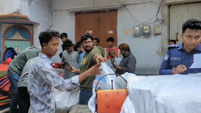 মেহেরপুরের রেড ক্রিসেন্টের কম্বল উদ্ধার